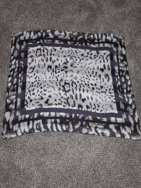 32x32" Poly Silk Feel Scarf Source Unknown. In Excellent Condition